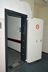 <p>In beide vleugels zijn op de begane grond van het middengedeelte nieuwe wapenkamers ingedeeld, afsluitbaar met een zware kluisdeur. </p>
